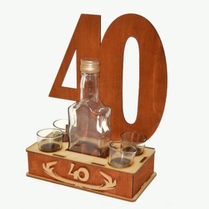Dřevěný stojan s lahvičkou a štamprlíčkami s věkem 40