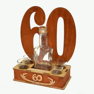 Dřevěný stojan s lahvičkou a štamprlíčkami s věkem 60