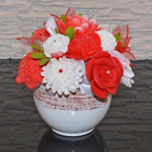Mýdlová kytice v keramickém květináči - červená, bílá