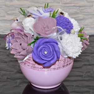 Mýdlová kytice v keramickém květináči - fialová, hnědá, bílá
