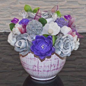 Mýdlová kytice v keramickém květináči - fialová, šedá, bílá