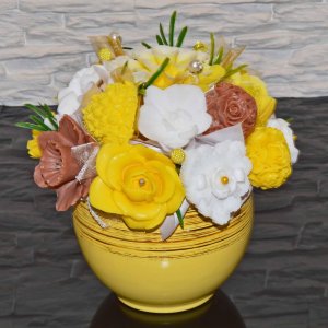 Mýdlová kytice v keramickém květináči - žlutá, hnědá, bílá