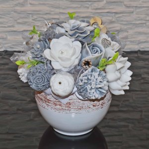 Mýdlová kytice v keramickém květináči - šedá, bílá