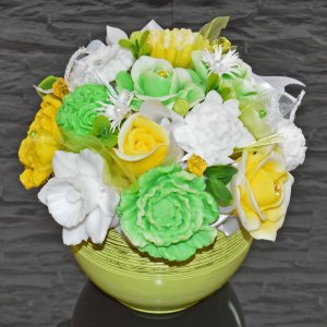 Mýdlová kytice v keramickém květináči - zelená, žlutá, bílá