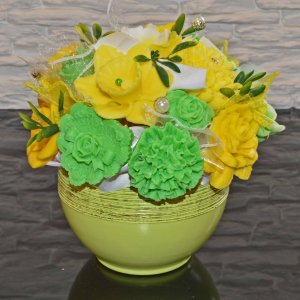 Mýdlová kytice v keramickém květináči - žlutá, zelená, bílá
