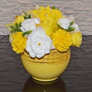 Mýdlová kytice v keramickém květináči - žlutá, bílá