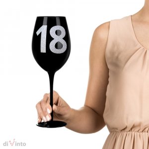 Obrovská sklenka na víno k 18. narozeninám
