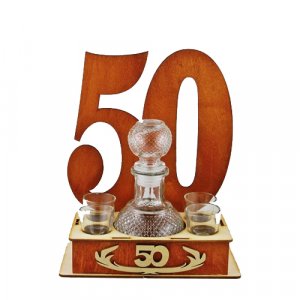 Dřevěný stojan s lahvičkou a štamprlíčkami s věkem 50