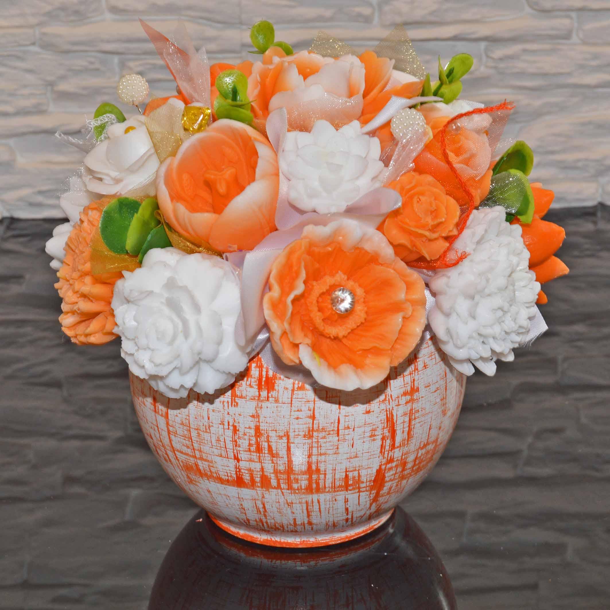 Mýdlová kytice v keramickém květináči - oranžová, bílá