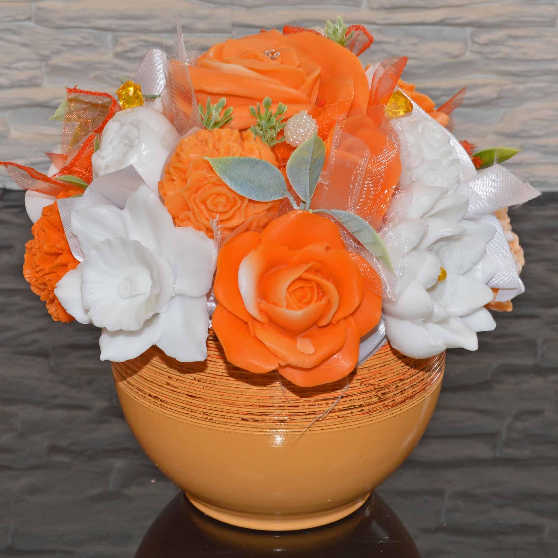 Mýdlová kytice v keramickém květináči - oranžová, bílá