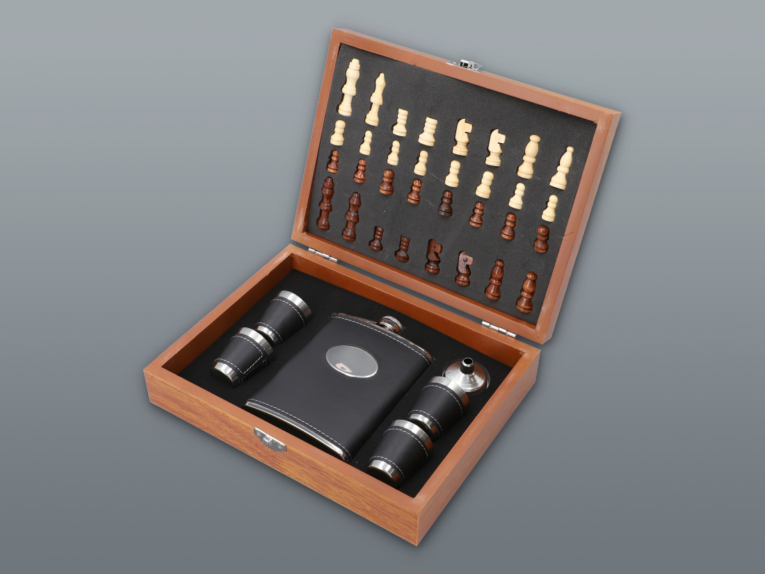 Souprava BLACK placatka 240 ml + 4ks štamprliček 30 ml + ŠACHY