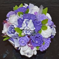 Mýdlová kytice v keramickém květináči - fialová, bílá