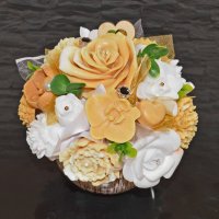 Mýdlová kytice v keramickém květináči - zlatá, bílá