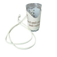 Skleněný panák s koženým obalem – Když umíš chlastat, umíš i milovat