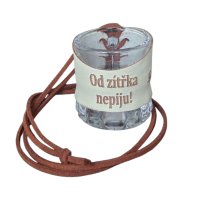 Skleněný panák s koženým obalem – Od zítřka nepiju!