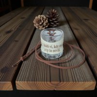 Skleněný panák s koženým obalem – Starý, i kůň ví, kdy má dost, a ty to nevíš