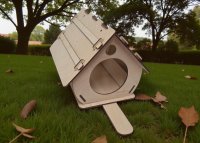 Dřevěná budka pro ptáky s otvorem