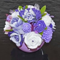 Mýdlová kytice v keramickém květináči - fialová, bílá