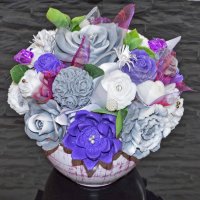 Mýdlová kytice v keramickém květináči - fialová, šedá, bílá