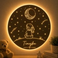 Dřevěná LED lampa na stěnu - Holčička pod měsícem se jménem