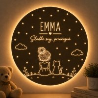 Dřevěná LED lampa na stěnu - Holčička s kočičkou a jménem
