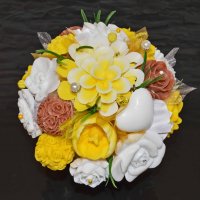 Mýdlová kytice v keramickém květináči - žlutá, hnědá, bílá