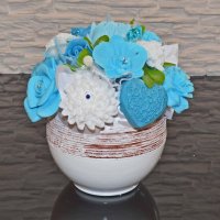 Mýdlová kytice v keramickém květináči - svatební modrá