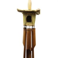 Čtvercová ptačí budka z mořské trávy s větrnou zvonkohrou 49 x 15 cm