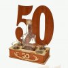 Dřevěný stojan s lahvičkou a štamprlíčkami s věkem 50